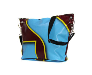 Robust shoulder bag made from recycled banner material with a stable stand thanks to a piped base