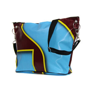 Robust shoulder bag made from recycled banner material with a stable stand thanks to a piped base